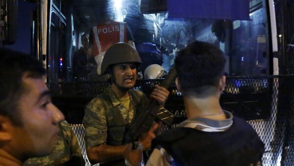 Турски војници предају оружје полицајацима током покушаја пуча на тргу Таксим у Истанбулу - Sputnik Србија