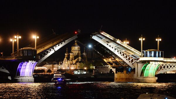 Довлачење крстарице Аурора до места сталног усидрења у Санкт Петербургу - Sputnik Србија