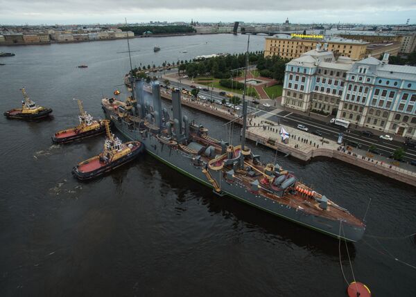 Довлачење крстарице Аурора до места сталног усидрења у Санкт Петербургу - Sputnik Србија