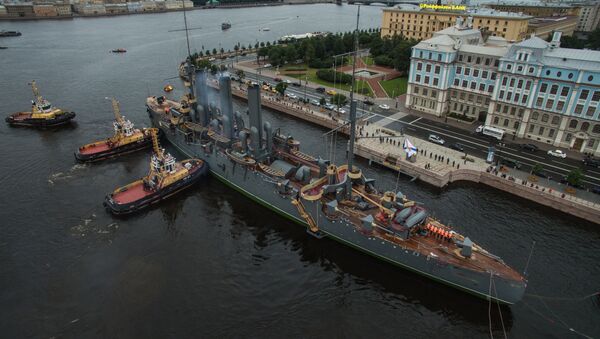 Довлачење крстарице Аурора до места сталног усидрења у Санкт Петербургу - Sputnik Србија