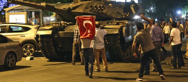 Ljudi pokušavaju da spreče prolazak tenka tokom pokušaja prevrata u Ankari. - Sputnik Srbija