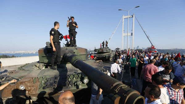 Policajci na vojnim oklopnim vozilima na Bosforskom mostu u Istanbulu nakon pokušaja državnog udara u Turskoj, 16. jul 2016. - Sputnik Srbija