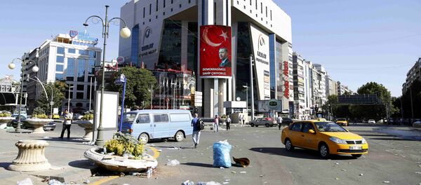 Билборд са ликом турског председника Реџепа Тајипа Ердогана на згради у Анкари, након покушаја државног удара у Турској, 16. јул 2016. - Sputnik Србија