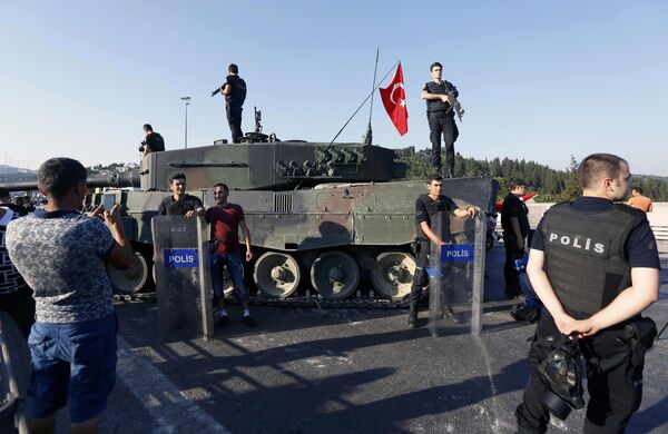 Policajci na vojnim oklopnim vozilima na Bosforskom mostu u Istanbulu nakon pokušaja državnog udara u Turskoj, 16. jul 2016. Policajci na vojnim oklopnim vozilima na Bosforskom mostu u Istanbulu nakon pokušaja državnog udara u Turskoj, 16. jul 2016. - Sputnik Srbija
