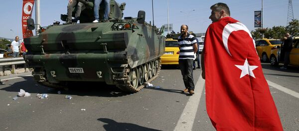 Ердоганове присталице на војним оклопним возилима у Истанбулу након покушаја државног удара у Турској, 16. јул 2016. Ердоганове присталице на војним оклопним возилима у Истанбулу након покушаја државног удара у Турској, 16. јул 2016. - Sputnik Србија