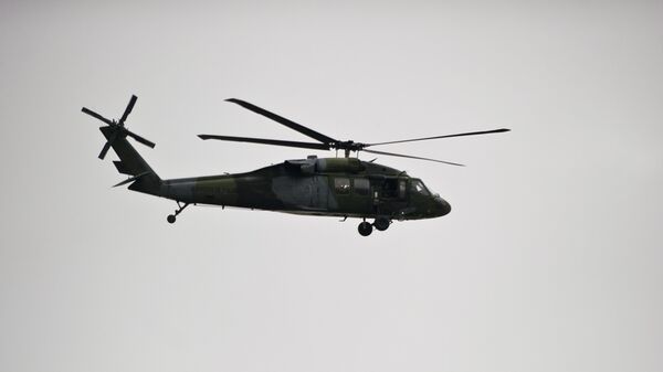 Helikopter Blek hok nadleće mesto gde su gerilci Revolucionih vojnih snaga Kolumibije izvršili napad. - Sputnik Srbija