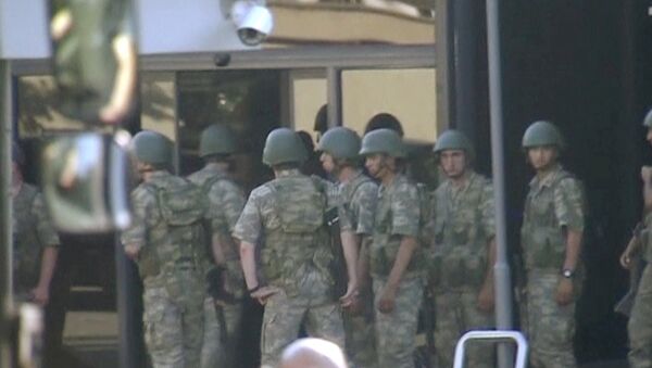 Турски војници испред зграде државне телевизије ТРТ чекају да се предају полицији након неуспешног покушаја државног удара у Турској - Sputnik Србија
