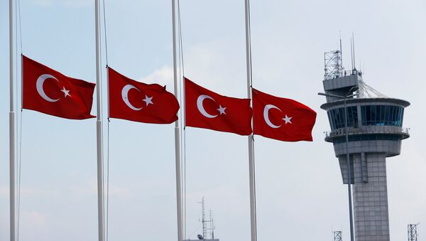 Турске заставе на пола копља на аеродрому Ататурк у Истанбулу - Sputnik Србија