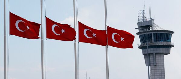 Turske zastave na pola koplja na aerodromu Ataturk u Istanbulu Turske zastave na pola koplja na aerodromu Ataturk u Istanbulu - Sputnik Srbija