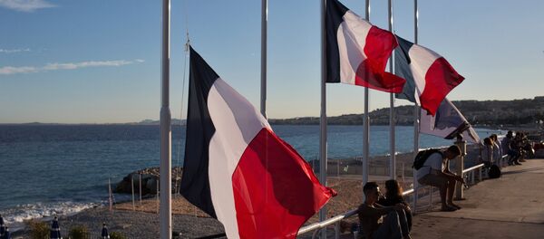 Заставе на пола копља у Ници након терористичког напада Заставе на пола копља у Ници након терористичког напада - Sputnik Србија