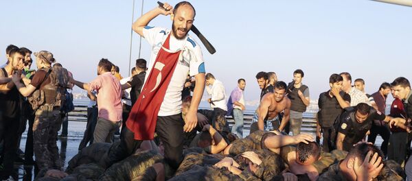 Присталица Ердогана туче на мосту преко Босфора војнике који су учествовали у покушају државног удара - Sputnik Србија