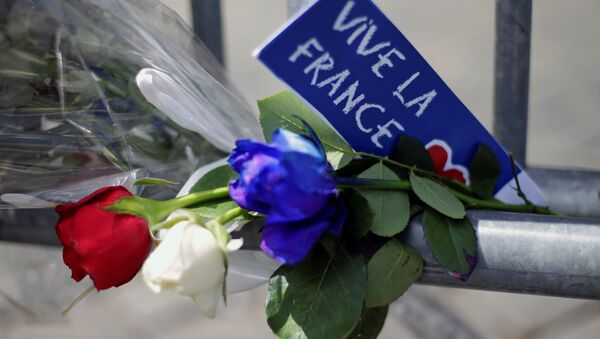 Flowers are seen attached to a fence to remember the victims of the Bastille Day truck attack in Nice in front of the French embassy in Rome. - Sputnik Србија