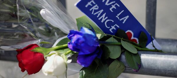 Flowers are seen attached to a fence to remember the victims of the Bastille Day truck attack in Nice in front of the French embassy in Rome. Flowers are seen attached to a fence to remember the victims of the Bastille Day truck attack in Nice in front of the French embassy in Rome. - Sputnik Србија