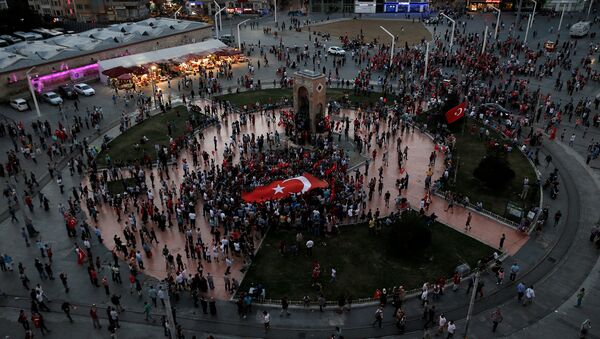 Присталице турског председника Реџепа Тајипа Ердогана са великом турском заставом на митингу подршке влади на Тргу Таксим у Истанбулу - Sputnik Србија
