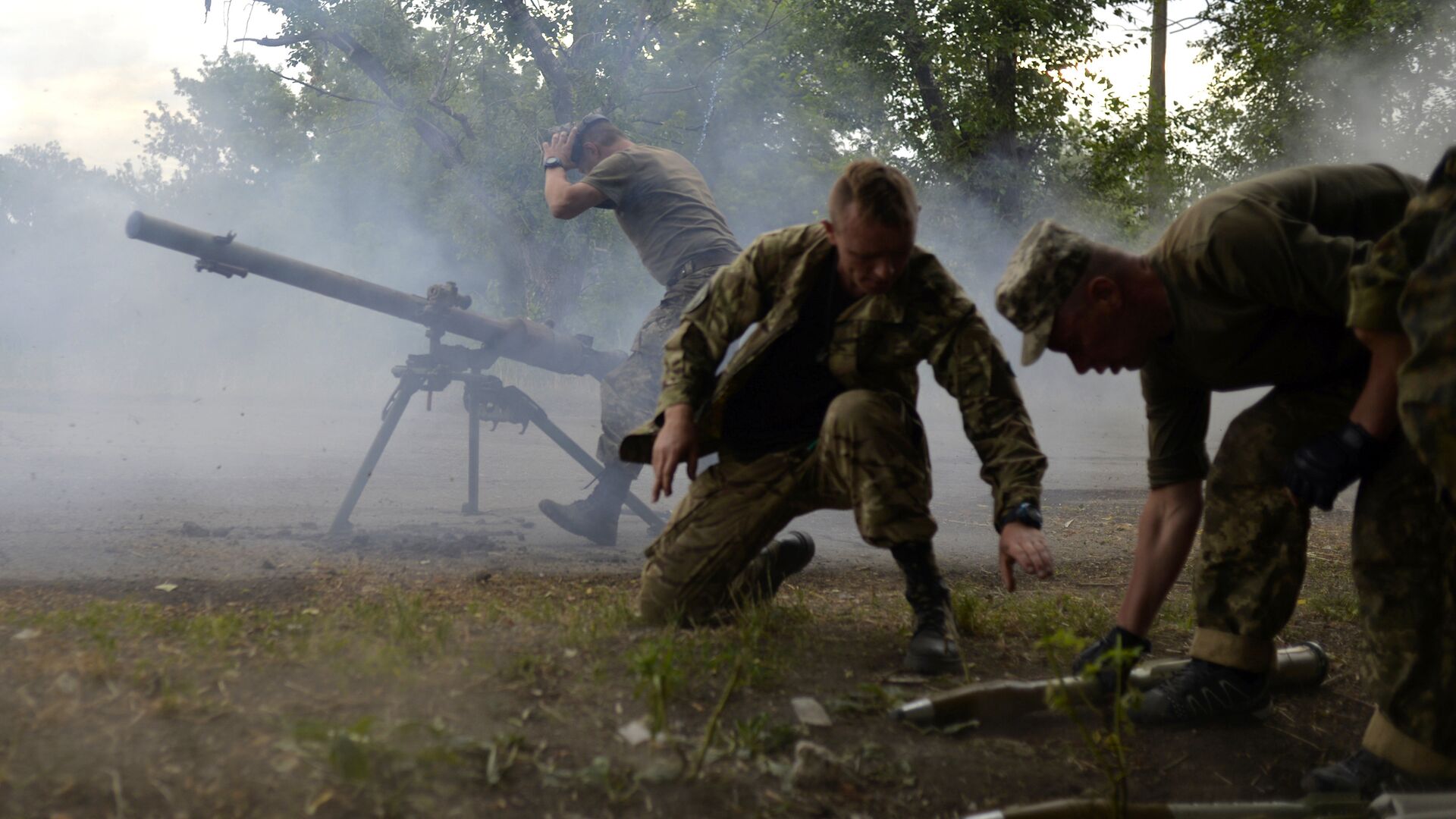 Ukrajinska vojska ispaljuje protivtenkovske granate u borbi protiv ustanika u Donbasu - Sputnik Srbija, 1920, 21.04.2021