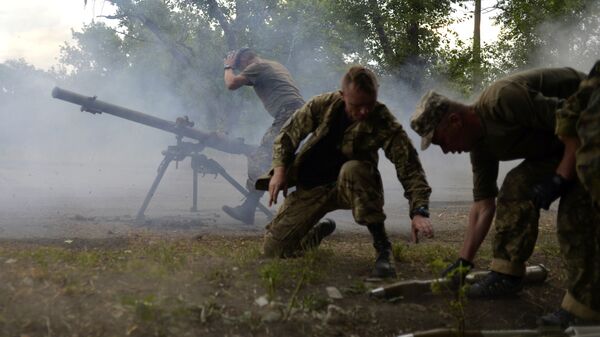 Ukrajinska vojska ispaljuje protivtenkovske granate u borbi protiv ustanika u Donbasu (arhivska fotografija) - Sputnik Srbija