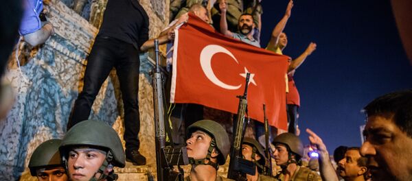 Naoružani turski vojnici na Trgu Taksim u Istanbulu dok narod protestuje protiv vojnog udara u Turskoj, 16. jul 2016. Naoružani turski vojnici na Trgu Taksim u Istanbulu dok narod protestuje protiv vojnog udara u Turskoj, 16. jul 2016. - Sputnik Srbija
