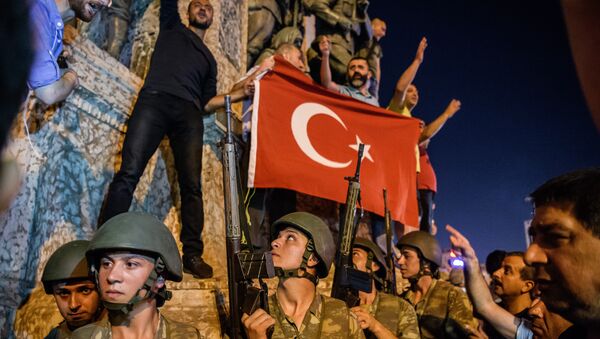 Naoružani turski vojnici na Trgu Taksim u Istanbulu dok narod protestuje protiv vojnog udara u Turskoj, 16. jul 2016. - Sputnik Srbija
