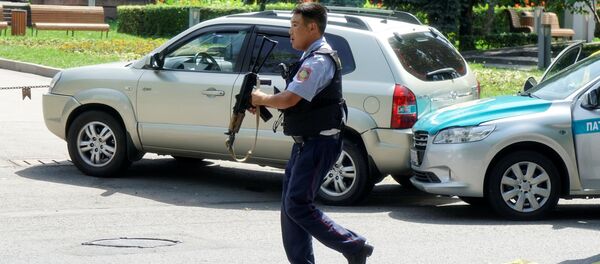 Полицајац у Алматију, Казахстану. - Sputnik Србија