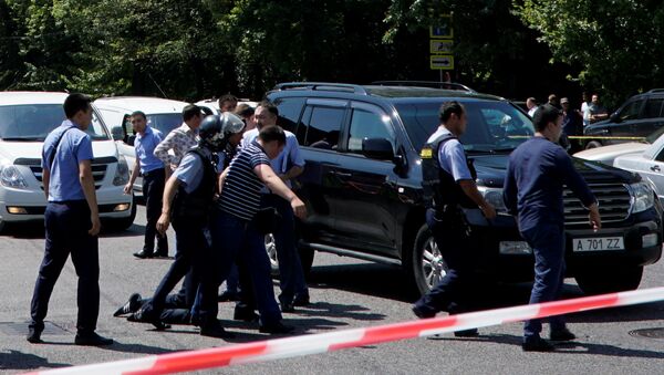 Policija privodi čoveka nakon napada u centru Almatija, u Kazahstanu. - Sputnik Srbija