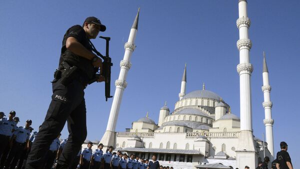 Турски полицајци дежурају током сахране жртвама неуспелог државног удара испред џамије у Анкари - Sputnik Србија