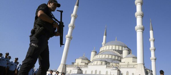 Турски полицајци дежурају током сахране жртвама неуспелог државног удара испред џамије у Анкари - Sputnik Србија