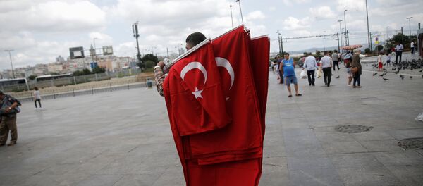 Човек са заставама Турске - Sputnik Србија