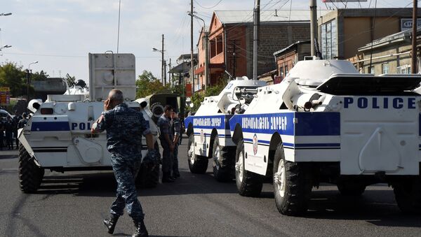 Policija blokira ulicu nakon što je grupa naoružanih ljudi zauzela policijsku stanicu i nekoliko talaca u Jerevanu u Jermeniji. - Sputnik Srbija