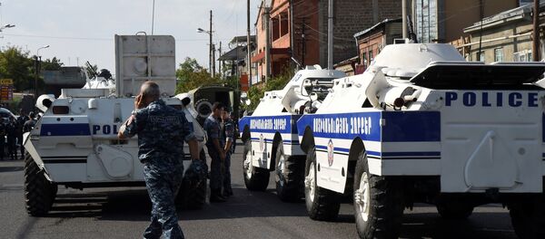Полиција блокира улицу након што је група наоружаних људи заузела полицијску станицу и неколико талаца у Јеревану у Јерменији. Полиција блокира улицу након што је група наоружаних људи заузела полицијску станицу и неколико талаца у Јеревану у Јерменији. - Sputnik Србија