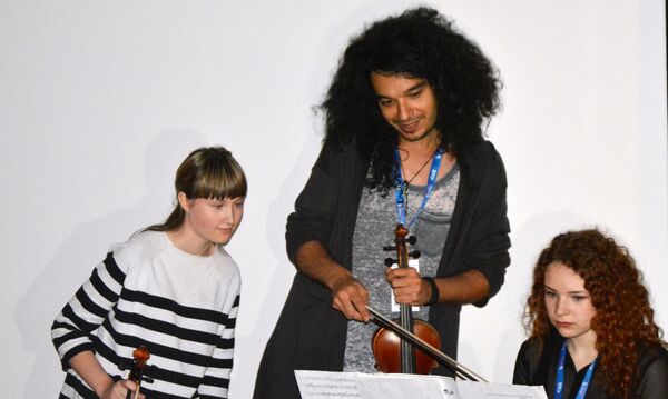 Zadovoljstvo mi je da im pomognem deci da nauče kako da stoje iza onoga što žele da sviraju, kaže Nemanja Radulović. - Sputnik Srbija