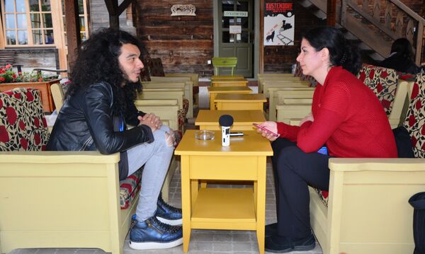 Violinista Nemanja Radulović tokom intervjua sa novinarkom Sputnjika - Sputnik Srbija