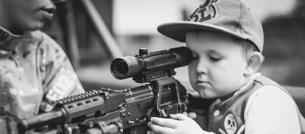 Дете се игра снајпером Дете се игра снајпером - Sputnik Србија