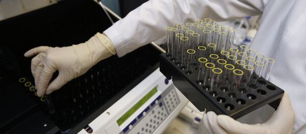 Izvođenje procedure detektovanja hormona rasta u krvi u laboratoriji Antidoping centra - Sputnik Srbija