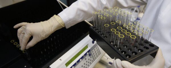 Izvođenje procedure detektovanja hormona rasta u krvi u laboratoriji Antidoping centra - Sputnik Srbija