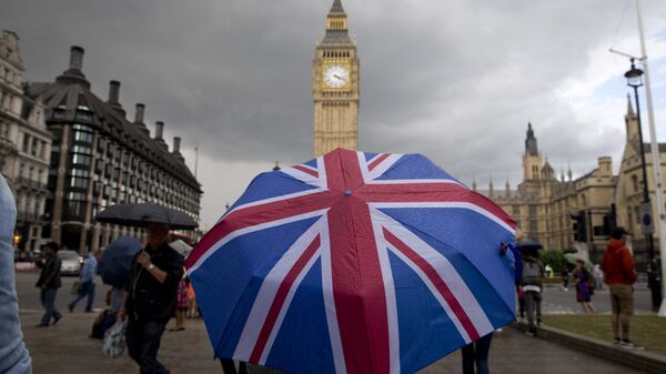 Kišobran u bojama britanske zastave ispred Big Bena - Sputnik Srbija