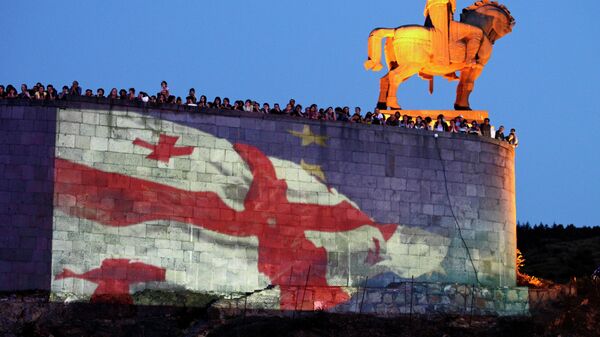 Заставе Грузије и ЕУ поред споменика Вахтангу I Горгасалу , краљу Иберије. - Sputnik Србија