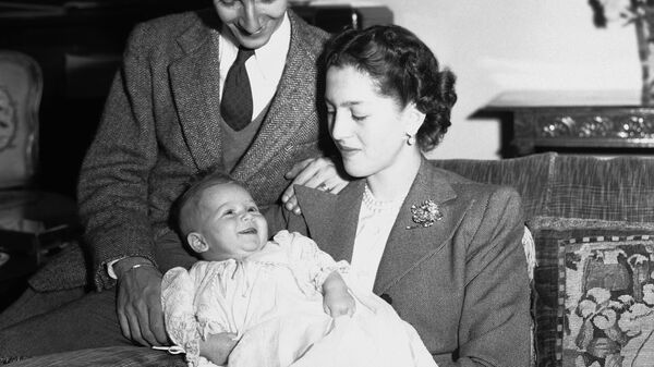 Prestolonaslednik Aleksandar, kad je imao tri meseca sa ocem kraljem Petrom i kraljicom Aleksandrom  21. oktobra 1945. - Sputnik Srbija