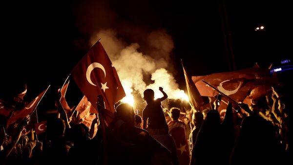 Erdoganove pristalice mašu turskim nacionalnim zastavama tokom mitinga na trgu Taksim u Istanbulu, 18. jula - Sputnik Srbija