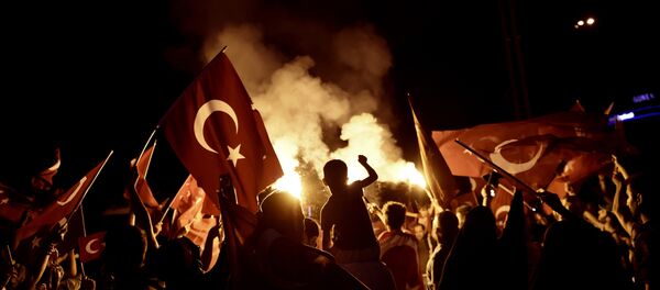 Erdoganove pristalice mašu turskim nacionalnim zastavama tokom mitinga na trgu Taksim u Istanbulu, 18. jula - Sputnik Srbija
