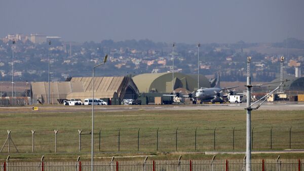 Војни авион на слици на писти  америче војне базе Инџирлик у Турској. - Sputnik Србија