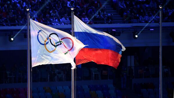 Zastave Olimpijskih igara i Rusije na ceremoniji zatvaranja Zimskih olimpijskih igara u Sočiju. - Sputnik Srbija