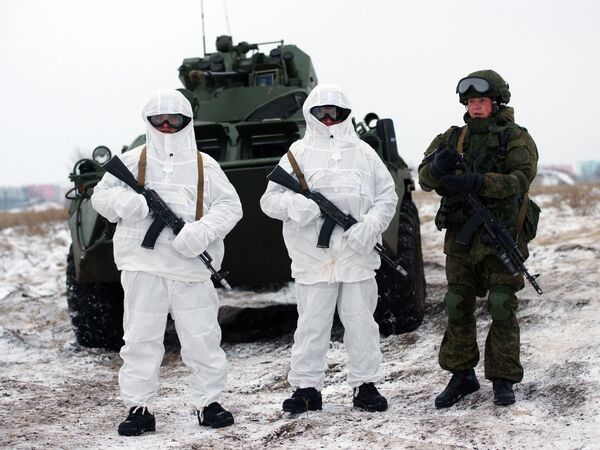 Pripadnici Centralnog vojnog okruga mirovnih snaga sa opremom Ratnik tokom taktičke vežbe - Sputnik Srbija