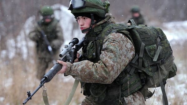 Војник показује борбену опрему Ратник на војној вежби у Москви - Sputnik Србија