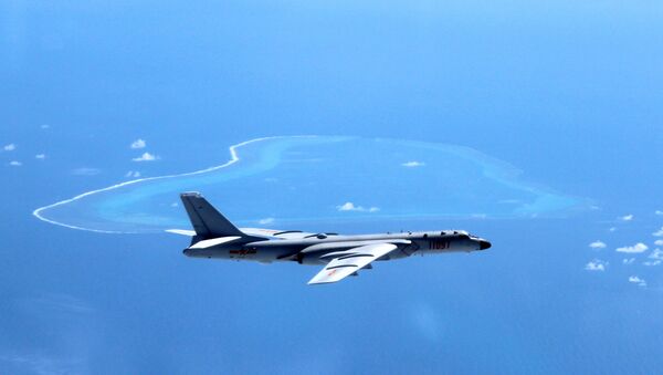 Kineski bombarder H-6K vrši prelet iznad Južnog kineskog mora. - Sputnik Srbija