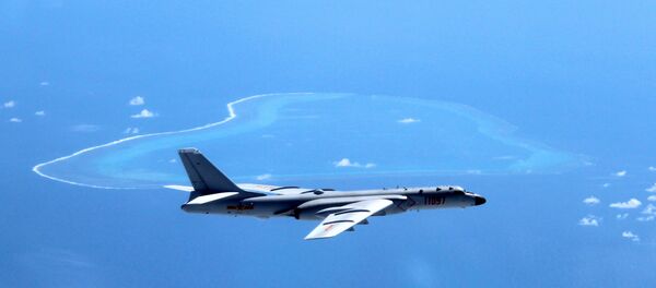 Kineski bombarder H-6K vrši prelet iznad Južnog kineskog mora. - Sputnik Srbija