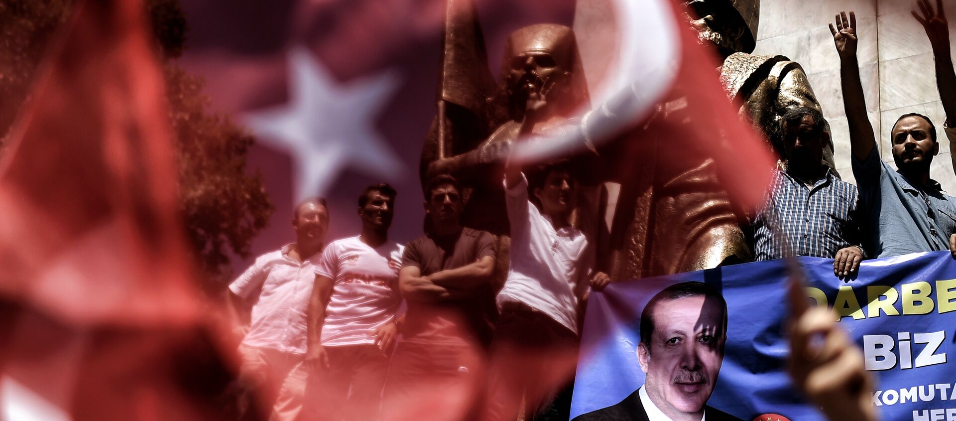 Erdoganove pristalice mašu turskim nacionalnim zastavama tokom mitinga na trgu Taksim u Istanbulu, 18. jula - Sputnik Srbija, 1920, 15.05.2018