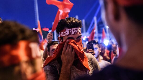 Erdoganove pristalice mašu turskim nacionalnim zastavama tokom mitinga na trgu Taksim u Istanbulu, 18. jula - Sputnik Srbija