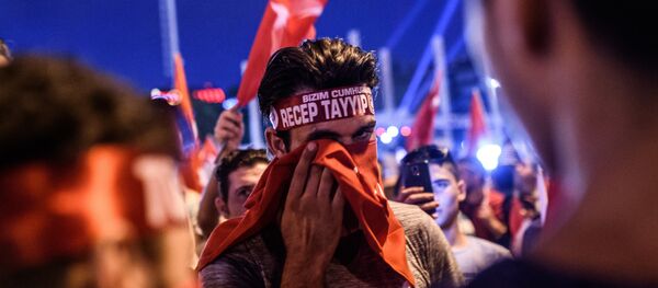 Ердоганове присталице машу турским националним заставама током митинга на тргу Таксим у Истанбулу, 18. јула - Sputnik Србија
