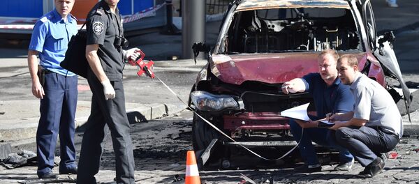 Ukrajinski policajci na mestu eksplozije i ubistva novinara Pavela Šeremeta u Kijevu. - Sputnik Srbija