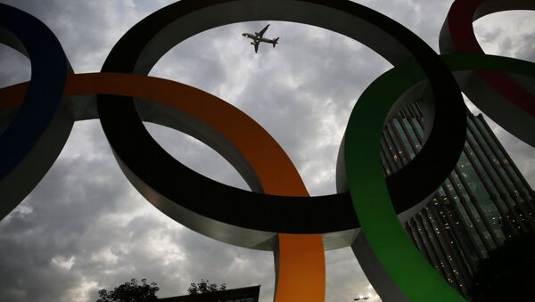 Avion leti iza Olimpijskih krugova u Rio de Žaneiru - Sputnik Srbija